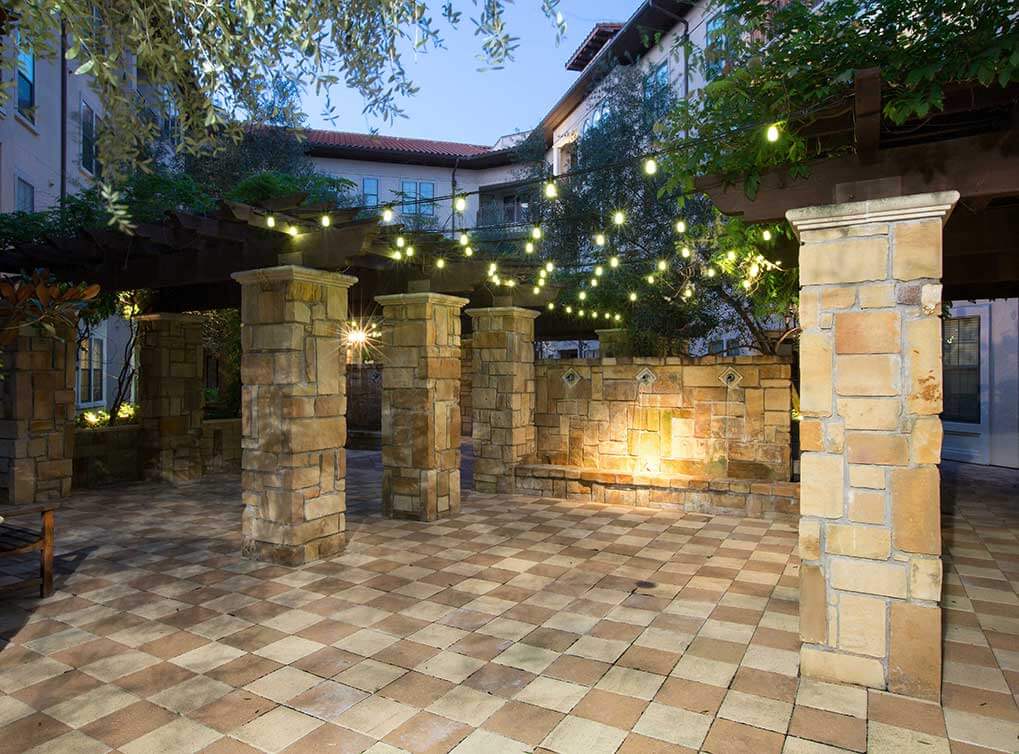 APARTMENT LIFE: DRESS UP YOUR OUTDOOR LIVING SPACE WITH BEAUTIFUL WHITE LIGHTING